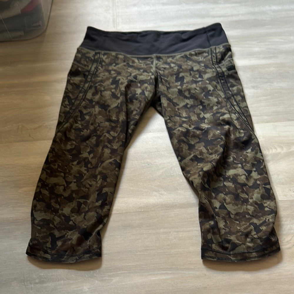 Lululemon cropped camo print leggings size 6